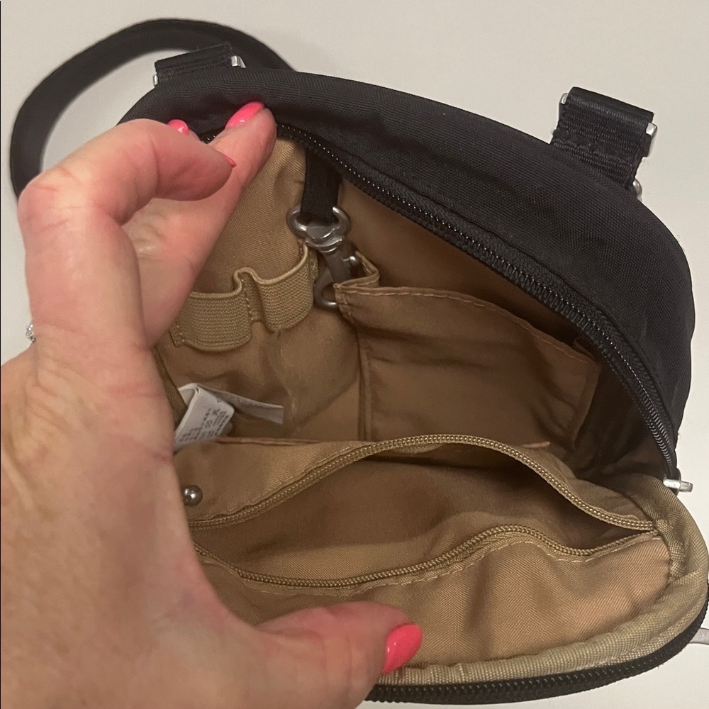 Baggallini Black Messenger Bag unisex item - Picture 6 of 13
